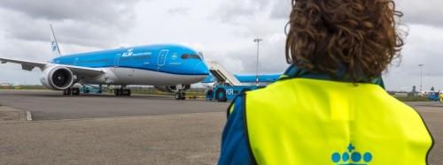 Vliegtuig en medewerker