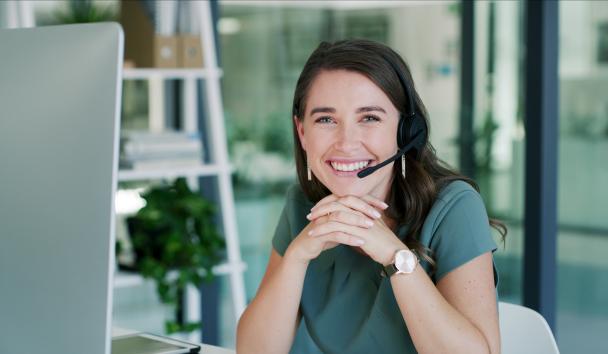 Vrouw lachend call center klantenservice