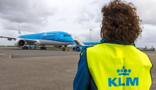 Vliegtuig en medewerker