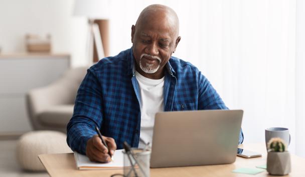 Man achter laptop