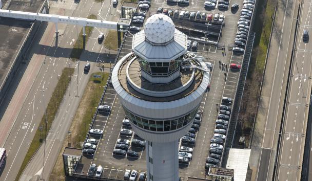 Verkeerstoren en parkeerplaats