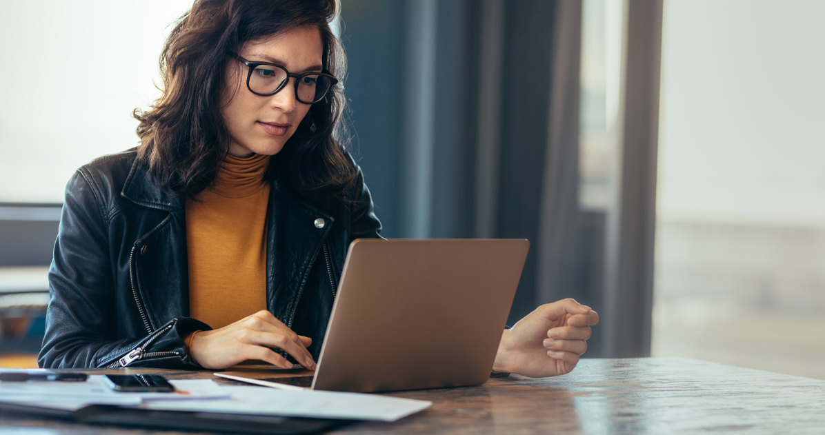 vrouw achter laptop